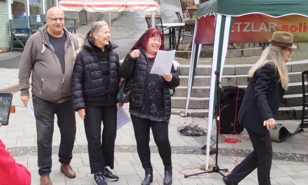Mit Goethe und Arbeit sowie dem Handy von Herrn Schrader auf dem Altstadt-Fest in Wetzlar
