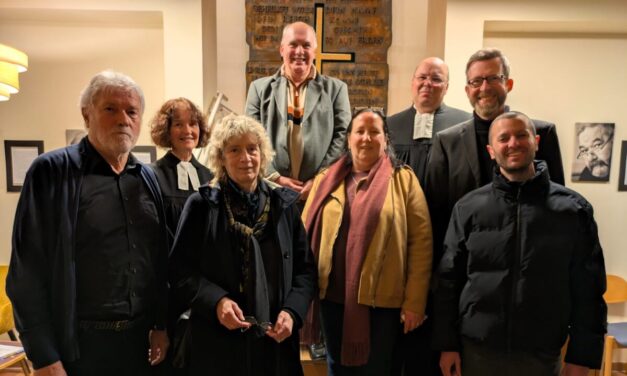 Buß- und Bettag in Niedergirmes: Ein Gottesdienst, getragen von Bonhoeffers Worten und bewegender Musik