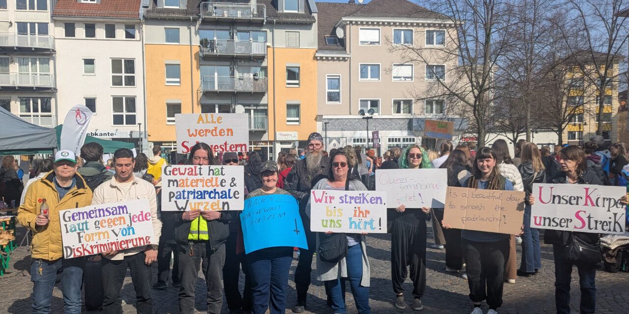 Frauen (und Männer) der WALI mit Transparenten beim Frauenstreiktag in Gießen