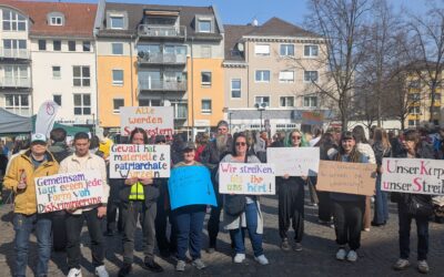Frauen (und Männer) der WALI mit Transparenten beim Frauenstreiktag in Gießen