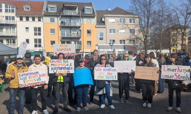 Frauen (und Männer) der WALI mit Transparenten beim Frauenstreiktag in Gießen