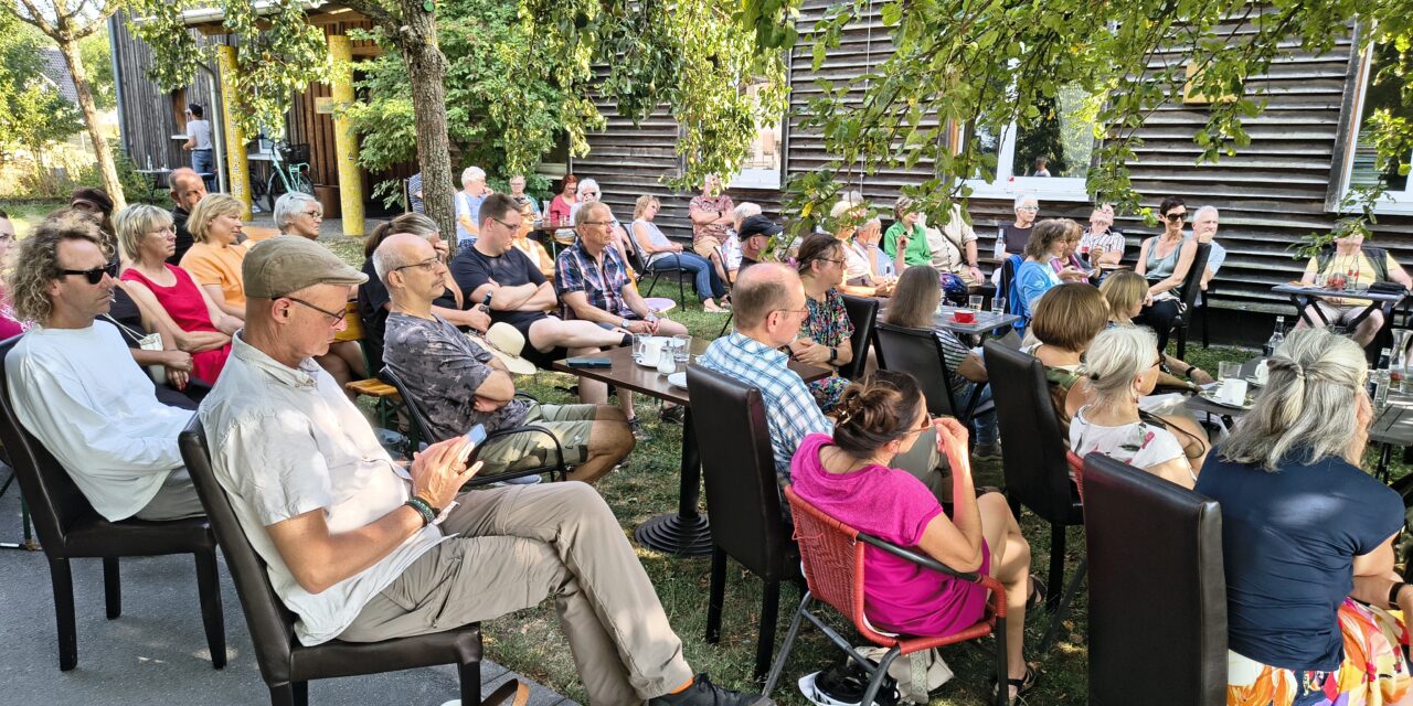 Vom DGB und der WALI organisiert: Ausstellung zum Thema Bäume und Lesung mit Ruth Elsholz begeisterte Gäste im Café Freiraum