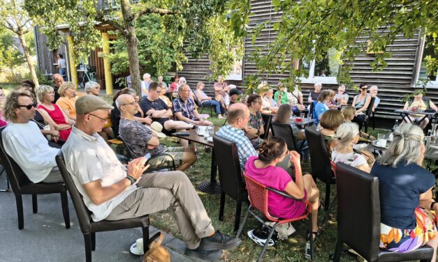 Vom DGB und der WALI organisiert: Ausstellung zum Thema Bäume und Lesung mit Ruth Elsholz begeisterte Gäste im Café Freiraum
