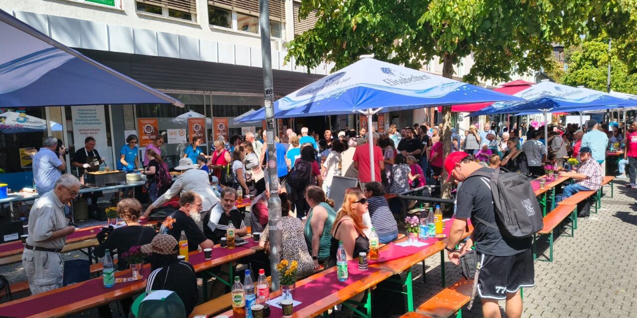 Über 500 Menschen fanden zum gemeinsamen Essen in der Bahnhofstraße zusammen – und die WALI half auch mit