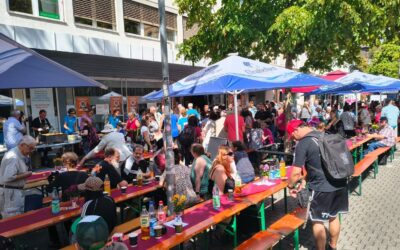 Über 500 Menschen fanden zum gemeinsamen Essen in der Bahnhofstraße zusammen – und die WALI half auch mit