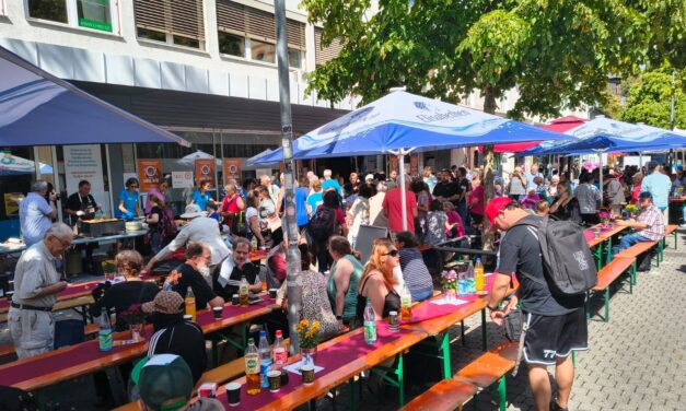 Über 500 Menschen fanden zum gemeinsamen Essen in der Bahnhofstraße zusammen – und die WALI half auch mit