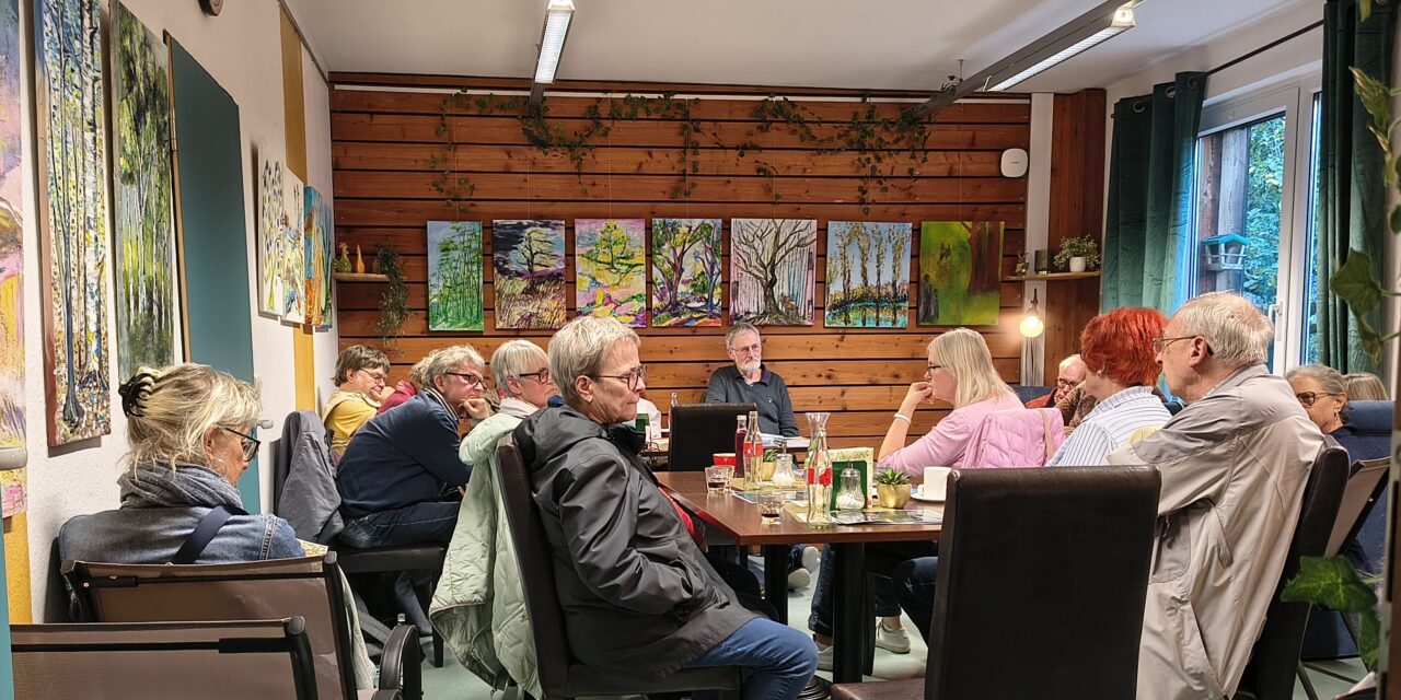 Über Bäume – eine Lesung mit Michael Krause-Blassl im restlich gefüllten Café Freiraum
