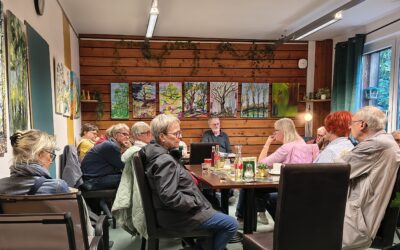 Über Bäume – eine Lesung mit Michael Krause-Blassl im restlich gefüllten Café Freiraum