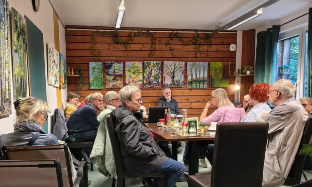 Über Bäume – eine Lesung mit Michael Krause-Blassl im restlich gefüllten Café Freiraum